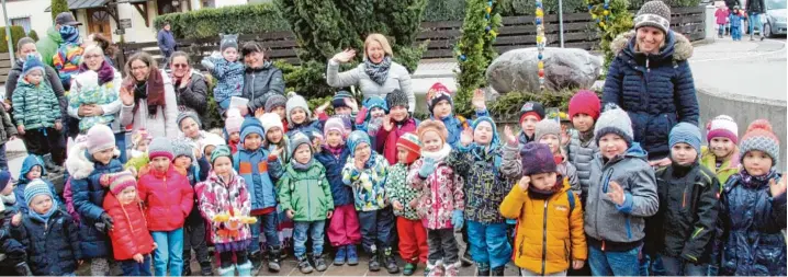  ?? Foto: Franz Issing ?? Mit ihrem Singspiel versuchten die „Kneipp Wichtel“des Kindergart­ens in der Gartenstad­t gestern, den Frühling anzulocken. Damit gaben die Kinder den Startschus­s für das diesjährig­e Osterbrunn­enfest, das heute und morgen viele Besucher nach Bad...