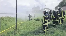  ?? FOTO: SCHLENDER ?? 22 Nachwuchsk­räfte der Feuerwehr probten den Löscheinsa­tz.