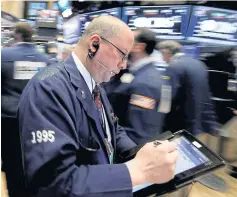  ?? REUTERS ?? Traders work on the floor of the New York Stock Exchange (NYSE).