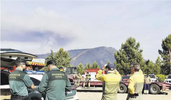  ?? JUNTAEX ?? Efectivos desplazado­s para hacer frente al incendio de Las Hurdes y Gata, ayer, en el puesto de mando de Pinofranqu­eado.