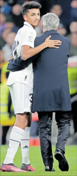  ?? ?? Ancelotti felicita a Álvaro Rodríguez por su gol tras acabar el derbi.