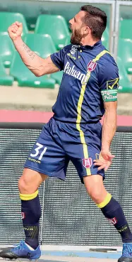  ??  ?? Esperto Sergio Pellissier, 38 anni e 107 gol in serie A tutti con la maglia del Chievo, indica la strada da battere per conquistar­e l’ennesima salvezza