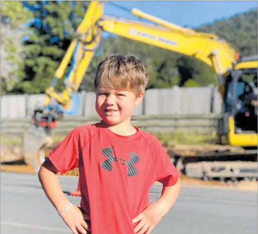  ?? PHOTOS/ KELLY MAKIHA ?? Eli Tehuia, 5, finds roadworks on Clayton Rd cool because he gets towatch the diggers.