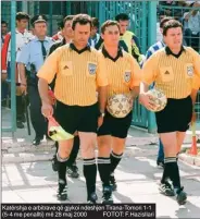  ??  ?? Katërshja e arbitrave që gjykoi ndeshjen Tirana-Tomori 1-1 (5-4 me penallti) më 28 maj 2000 FOTOT: F.Hazisllari