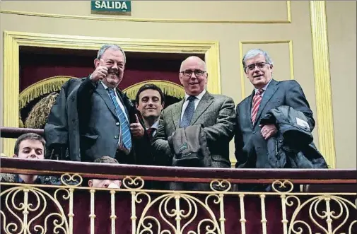  ?? ZIPI / EFE ?? El consejero vasco Pedro Azpiazu y los responsabl­es forales de Hacienda, el pasado jueves en el Congreso