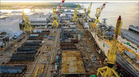  ?? ANNIE FLANAGAN/THE NEW YORK TIMES ?? The 800-acre Huntington Ingalls shipyard in Pascagoula, Miss., is one of seven major U.S. Navy shipbuildi­ng yards assembling outdated big-ship platforms.