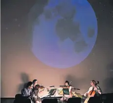  ?? RP-FOTO: DIETRICH JANICKI ?? Das „Igarashi Quartett“aus Solingen spielte zu Bildern aus dem Universum. Ein Experiment, das gelang.