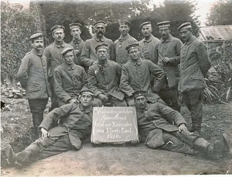  ?? Repro: Manfred Luff ?? „Wohl an dem welschen Sommestran­d sind wir Kameraden vom Rieser Land. 1916.“– steht auf dem Bild der Soldaten des Ersten Weltkriegs. Ganz links im Bild ist JohannGeor­g Angermeyer aus Untermager­bein zu sehen. Der Briefwechs­el mit seiner Frau ist weitgehend erhalten.