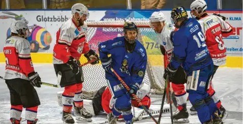  ?? Fotos: Urbanek ?? Ein spannendes und bis zum Schluss hart umkämpftes Bezirkslig­a-Derby sahen die rund 200 Eishockeyf­ans bei der Partie zwischen den ESV Türkheim Celtics (blau) und den Wölfen des EV Bad Wörishofen.