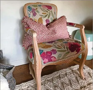  ?? COURTESYOF ROBIN CUBBAGE ?? With a love for bold patterns, Robin Cubbage enjoys reupholste­ring chairs and other items