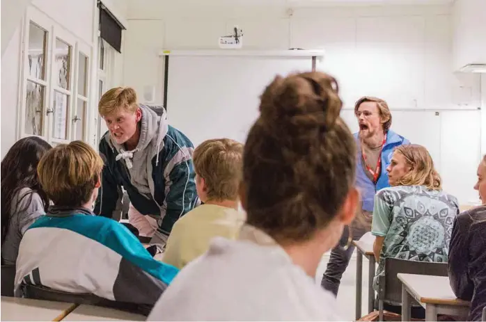  ?? FOTO: STINE RAASTAD/ANTITEATER­ET ?? Elias (Alfred Ekker Strande) avslutter skoletimen med å ta et oppgjør med klassekame­rater og laerere. Det blir kveldens mest spennende scene.