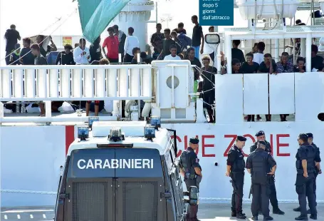  ??  ?? Prima dello sbarcoI migranti a bordo della nave Diciotti lo scorso agosto nel porto di Catania: sono sbarcati dopo 5 giorni dall’attracco