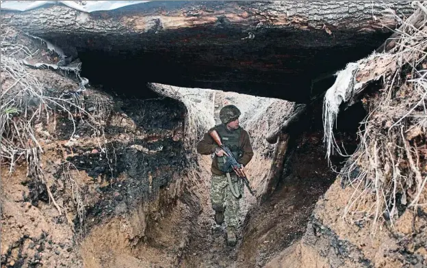  ?? STR / AFP ?? Un militar ucraniano patrulla en la línea del frente cerca de Avdíyivka, en la región de Donetsk