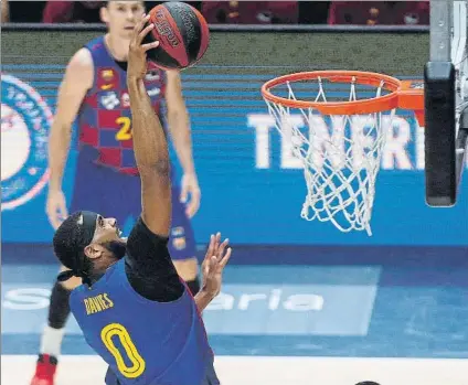  ?? FOTO: EFE ?? Brandon Davies, pívot del Barça, machacando el aro del Iberostar Tenerife en el encuentro de ayer de la Fase Final ACB