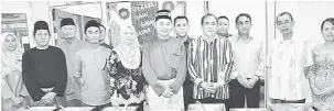  ??  ?? UNTUK ALBUM: Salihin (tengah) merakam gambar dengan Jack, Arman, Mataip (kanan) serta pegawai-pegawai KPDNKK Bintulu sempena Program Kepengguna­an Sambutan Gawai Raya yang bertemakan ‘Friends of KPDNKK 2018’ di premis KPDNKK Bintulu semalam.