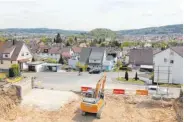  ?? FOTO: BACHER ?? Unverbauba­rer Blick auf die Stadt und den Honberg: das Grundstück Am Eichbühl - demnächst ist hier Baubeginn. Bezug soll dann Mitte 2021 sein.