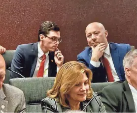  ?? RUDI KELLER/MISSOURI INDEPENDEN­T ?? House Budget Committee Chairman Cody Smith, back right, confers with Vice Chairman Dirk Deaton during discussion of whether to suspend rules being used by Democrats to stretch out debate.