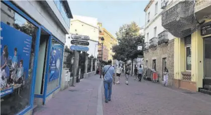  ?? EL PERIÓDICO ?? La calle peatonal Urbano González Serrano congrega a numerosos comercios.