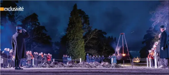  ??  ?? Immuables, les honneurs sont rendus face au château qui illumine la nuit. Tout un protocole et tout un tableau !