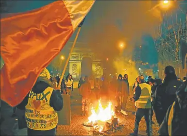  ?? AP ?? FUEGO. La concentrac­ión de la capital fue en los Campos Elíseos y otros puntos turísticos.