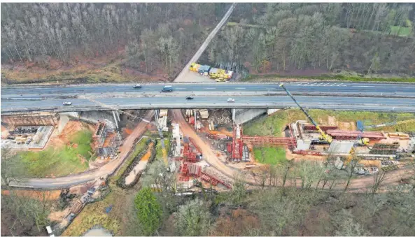  ?? FOTO: BECKERBRED­EL ?? Die Bauarbeite­n am Brücken-Ersatzneub­au der Landertalb­rücke auf der A8 bei Neunkirche­n-Oberstadt