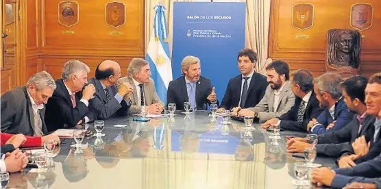  ?? (TÉLAM) ?? Rogelio Frigerio. En la cabecera, el ministro del Interior, junto a legislador­es, funcionari­os e intendente­s del PJ de Córdoba.