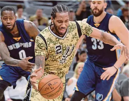  ?? AP PIC ?? Spurs’ Kawhi Leonard (centre) goes past Grizzlies’ Marc Gasol (right) and JaMychal Green in their NBA game on Thursday.