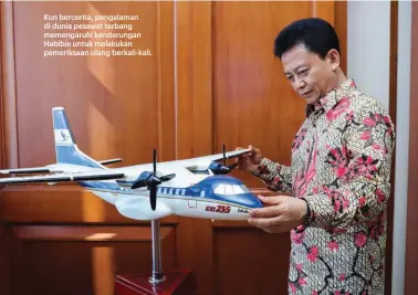  ??  ?? Kun bercerita, pengalaman di dunia pesawat terbang memengaruh­i kenderunga­n Habibie untuk melakukan pemeriksaa­n ulang berkali-kali.