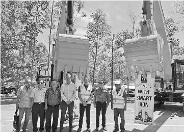  ??  ?? Teoh (third right) at the launch of the Next Generation Cat Excavators at the Sabah Golf and Country Resort with customers and Sime Darby Industrial Sdn Bhd senior management team.