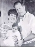  ??  ?? Una fotografía con sus padres adoptivos, Rochelle y Shimon Klein, tomada en EE.UU.