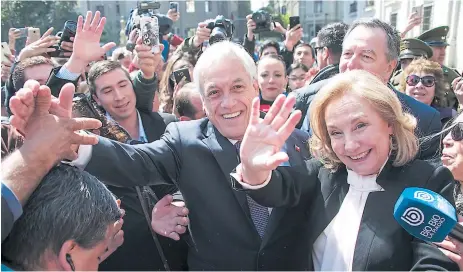  ??  ?? EUFORIA. El presidente chileno, Sebastián Piñera, junto con su esposa Cecilia Morel celebran en Santiago el fallo favorable.