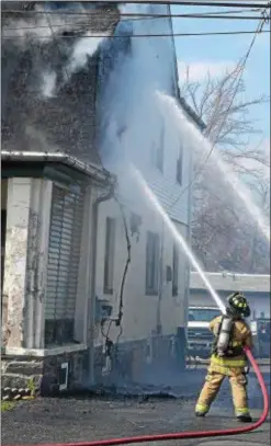  ?? PETE BANNAN — DIGITAL FIRST MEDIA ?? Firefighte­rs quickly controlled the flames at the house fire.