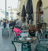  ?? (Foto Klotz) ?? Tavolini Tempi duri per i plateatici del centro storico di Bolzano con le nuove regole in arrivo da gennaio con le richieste di rinnovo