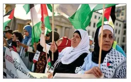  ??  ?? RESPUESTA. Mujeres agitan banderas palestinas frente a la Puerta de Brandeburg­o en Berlín, en protesta por la inauguraci­ón de la embajada de Estados Unidos en Jerusalén.