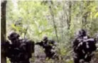  ??  ?? FRONTERA. Tropas colombiana­s y ecuatorian­as continúan la cacería en la selva limítrofe contra el disidente. (Ejército colombiano)