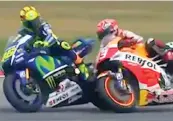  ?? ANSA ?? Il discusso contatto tra Rossi e Marquez a Sepang