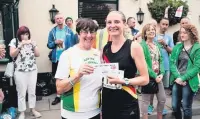  ?? Zainziapho­to.com ?? Kay Helsby, right, with Royton Road Runners club president June Allingan