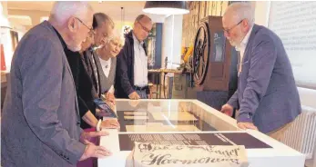  ?? FOTO: MONI MARCEL ?? Martin Häffner (rechts) brachte interessie­rten Besuchern die Geschichte der Harmoinka und der Firma Hohner nahe.