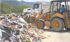 ??  ?? Con casi un millón de habitantes, el puerto tiene sólo un relleno sanitario al que se llegan a tirar hasta mil 300 toneladas de desechos en vacaciones.