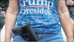 ??  ?? SUKOB Trumpov reizbor podržavaju i birači koji se zalažu za pravo na nošenje oružja kako im ga demokrati ne bi oduzeli