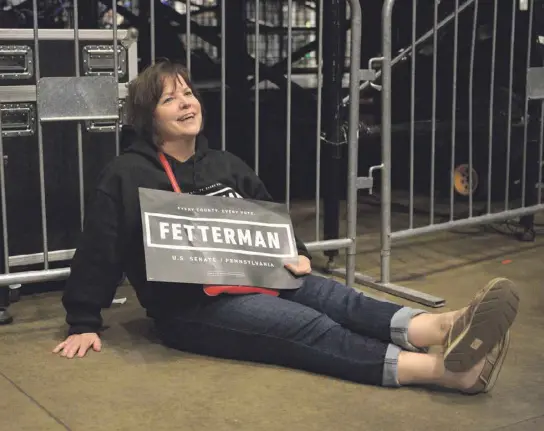  ?? ?? Eine Unterstütz­erin des progressiv­en US-Demokraten John Fetterman, der in Pennsylvan­ia ein wichtiges Senatsmand­at eroberte