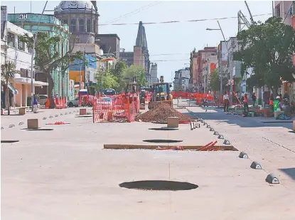  ?? NACHO REYES ?? Se trabaja en retiro de concreto en banquetas y en la instalació­n de línea de agua potable