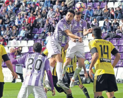  ??  ?? OCASIONES. El Real Valladolid consiguió hacer muchas ocasiones, pero Ratón impidió el gol.