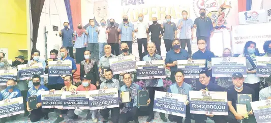  ?? ?? LUMAYAN: Penerima pelbagai anugerah dan bantuan kewangan merakam gambar bersama Awang Tengah (enam kiri barisan belakang), Riot (lima kanan barisan belakang), Zamri (lima kiri barisan belakang) serta yang lain.