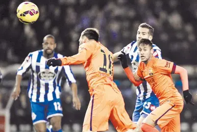  ??  ?? El primero. Recién iban 10 minutos. Messi fue víctima de falta, pero se levantó y siguió la jugada. Rakitic lo ubicó con un pase medido y el rosarino, que no anotaba como visitante desde octubre, abrió el marcador.