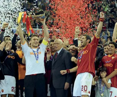  ??  ?? All’Olimpico
Francesco Totti, a sinistra, accanto all’ex presidente della Repubblica Giorgio Napolitano, alza la Coppa Italia vinta nel 2008 per 2-1 nella finale secca contro l’Inter
(gol di Mexes e Perrotta)