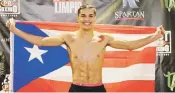  ??  ?? CONFIADO. Xander Zayas posa con la bandera puertorriq­ueña tras el pesaje de ayer.
Suministra­da / PR Best Boxing Promotions