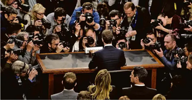  ?? Brendan Smialowski - 10.abr.18/AFP ?? Mark Zuckerberg ao chegar ao Senado americano, onde foi sabatinado sobre vazamento de dados de usuários do Facebook para a Cambridge Analytica