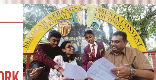  ?? PIX BY MUHD ASYRAF
SAWAL ?? Pahang’s SIR challenge finalist in the primary school category S. Shantaana Lakxmi (second from right) and her family looking at the list of SIR finalists in Kuantan on Friday.