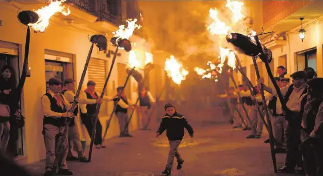  ??  ?? Fiesta de la Inmaculada en Casarabone­la (Málaga)